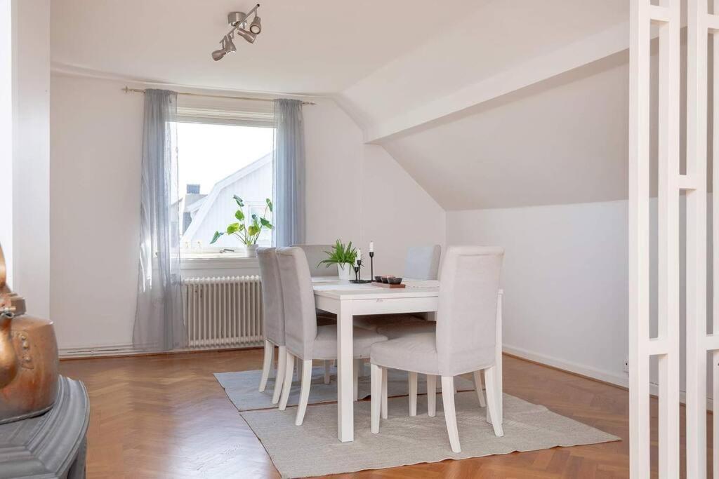 White & Bright In A Shared Privatunterkunft